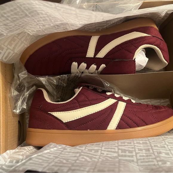 NEW Steve Madden Madrid Maroon Sneakers | Burgundy & White | Size 7.5 - Picture 6 of 7